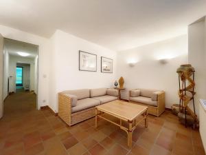 Posezení v ubytování Landhaus Süderhof App 15 in Keitum mit Pool und Sauna