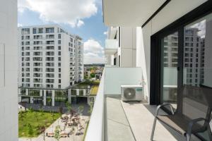 Cet appartement dispose d'un balcon offrant une vue sur la ville. dans l'établissement Wheat of coffee with KING BED in OCP, à Bucarest