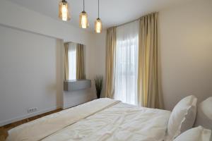 une chambre blanche avec un lit et une fenêtre dans l'établissement Wheat of coffee with KING BED in OCP, à Bucarest