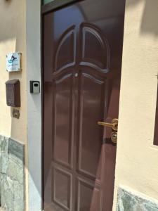 Una puerta marrón con manija en un edificio. en Casa Stile Libero 23 Arcore FS-GP Monza-Milano-Lecco, en Arcore