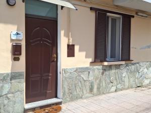 una puerta marrón en el lateral de un edificio en Casa Stile Libero 23 Arcore FS-GP Monza-Milano-Lecco, en Arcore