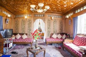 Imagen de la galería de The Shelter Group of Houseboats & Tour organiser, en Srinagar