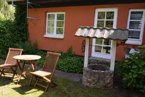 弗雷德里克斯伐克Tabló的房子前面的两把椅子和一张桌子