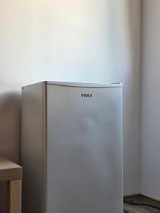 ブドヴァにあるREA Apartmantsの「way」と書かれた銀色の冷蔵庫