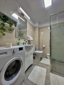 Ένα μπάνιο στο Penthouse Escape Otopeni An Unforgettable Experience