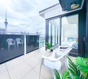Uma varanda ou terraço em Sky Tower Views High-Floor Apt Pool Gym Access