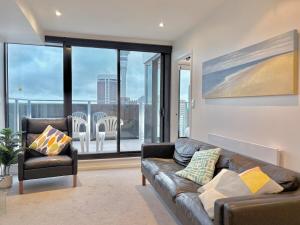 Uma área de estar em Sky Tower Views High-Floor Apt Pool Gym Access