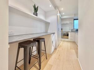 A cozinha ou cozinha compacta de Sky Tower Views High-Floor Apt Pool Gym Access