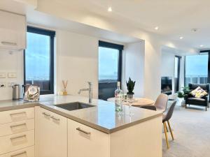 A cozinha ou cozinha compacta de Sky Tower Views High-Floor Apt Pool Gym Access