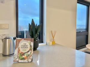 A cozinha ou cozinha compacta de Sky Tower Views High-Floor Apt Pool Gym Access