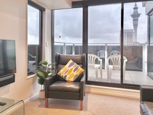 Uma área de estar em Sky Tower Views High-Floor Apt Pool Gym Access