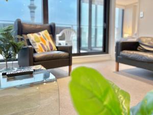Uma área de estar em Sky Tower Views High-Floor Apt Pool Gym Access