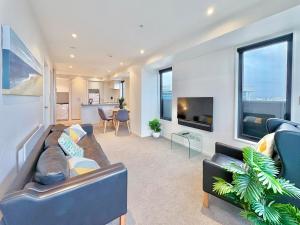 Uma área de estar em Sky Tower Views High-Floor Apt Pool Gym Access