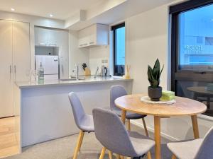 A cozinha ou cozinha compacta de Sky Tower Views High-Floor Apt Pool Gym Access