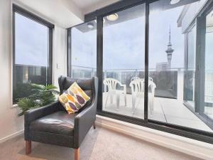 Uma área de estar em Sky Tower Views High-Floor Apt Pool Gym Access