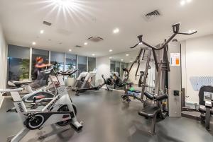 Academia e/ou comodidades em Sky Tower Views High-Floor Apt Pool Gym Access