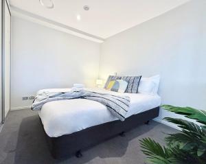 Cama ou camas em um quarto em Sky Tower Views High-Floor Apt Pool Gym Access