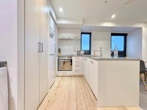 A cozinha ou cozinha compacta de Sky Tower Views High-Floor Apt Pool Gym Access