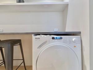 A cozinha ou cozinha compacta de Sky Tower Views High-Floor Apt Pool Gym Access