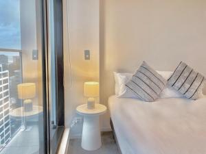Cama ou camas em um quarto em Sky Tower Views High-Floor Apt Pool Gym Access