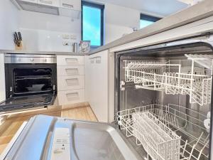 A cozinha ou cozinha compacta de Sky Tower Views High-Floor Apt Pool Gym Access
