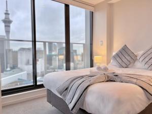 Cama ou camas em um quarto em Sky Tower Views High-Floor Apt Pool Gym Access