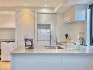 A cozinha ou cozinha compacta de Sky Tower Views High-Floor Apt Pool Gym Access