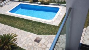 eine Draufsicht auf einen Swimmingpool in einem Garten in der Unterkunft Apartment Mitko in Ofrynio