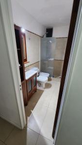 une salle de bain avec toilettes et lavabo dans l'établissement Depto San Martín VCP, à Villa Carlos Paz 2 autres photos
