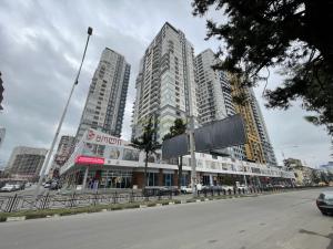 ItʼkhvisiDS & Sea Suites Batumi的城市中一条高楼林立的街道