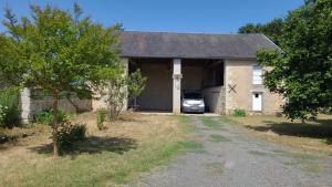 a house with a car parked in the garage at Gîte La Maison des Arts in Jaunay-Marigny