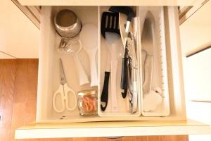 ein weißer Schrank mit Küchenutensilien in der Unterkunft Villa Izumi Eternity and a Day in Izumi