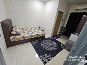 Postel nebo postele na pokoji v ubytování Homestay ZAF sitiawan