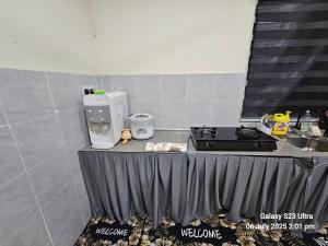 Kuchyň nebo kuchyňský kout v ubytování Homestay ZAF sitiawan