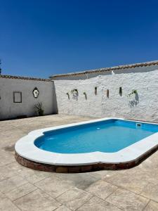 basen na patio obok budynku w obiekcie Cortijo La Torquilla Laguna Fuente de Piedra w Maladze
