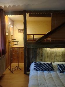 ein Schlafzimmer mit einem Etagenbett mit Leiter in der Unterkunft studio a proximite des pistes in Saint-Chaffrey