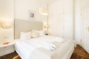 奥斯特西巴德钦诺维茨Villa Gruner App 5的白色卧室配有白色床和白色枕头