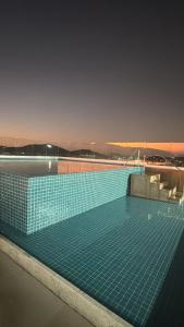 una piscina en la parte superior de un edificio por la noche en Hotel em CABO FRIO Cond Royale - Av N S Assunção 239, bairro Passagem - un 229, en Cabo Frío 17 fotos más