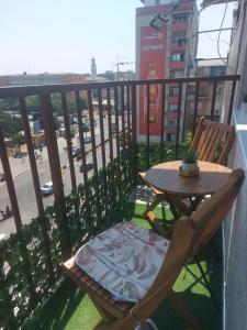 a balcony with a table and chairs on a balcony at Apartman Lenka Bijeljina in Bijeljina