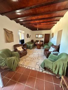 duży salon z kanapami i stołem w obiekcie Cortijo La Torquilla Laguna Fuente de Piedra w Maladze