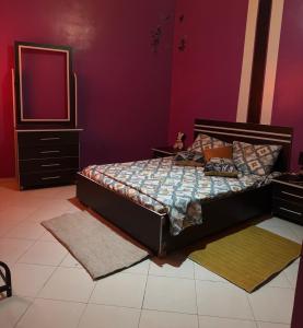 1 dormitorio con 1 cama con cómoda y TV en Studio Résidence Nakhil, en Mohammedia