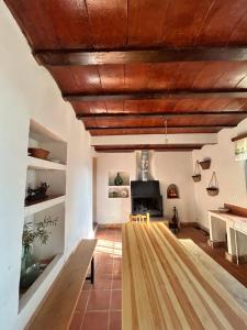 salon z drewnianym sufitem w obiekcie Cortijo La Torquilla Laguna Fuente de Piedra w Maladze