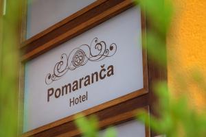 Vottorð, verðlaun, skilti eða annað skjal til sýnis á Hotel Pomaranča