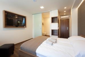 Rúm í herbergi á Hotel Pomaranča