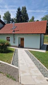 CeršakOld Press的一间白色的小房子,有红色的屋顶