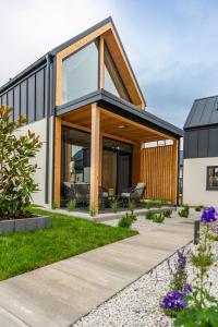 a modern house with a glass facade at PURA new Seaside Jacuzzi Houses in Trzęsacz