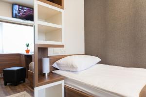 Rúm í herbergi á Hotel Pomaranča