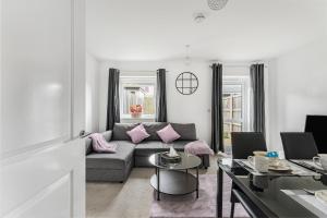 a living room with a couch and a table at Luxury 2BR minutes from City and Station - Free Parking, WiFi, Netflix in Dartford