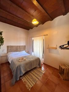 sypialnia z łóżkiem i oknem w obiekcie Cortijo La Torquilla Laguna Fuente de Piedra w Maladze