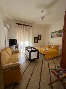 una sala de estar con dos camas y un sofá en Casa Vacanze Amore, en San Vito lo Capo